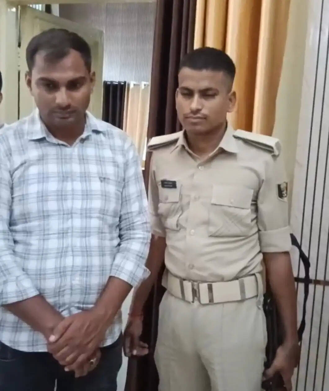 (संशोधित) के नगर प्रखंड कार्यालय में विजिलेंस का छापा, रिश्वत लेते राजस्व कर्मचारी गिरफ्तार