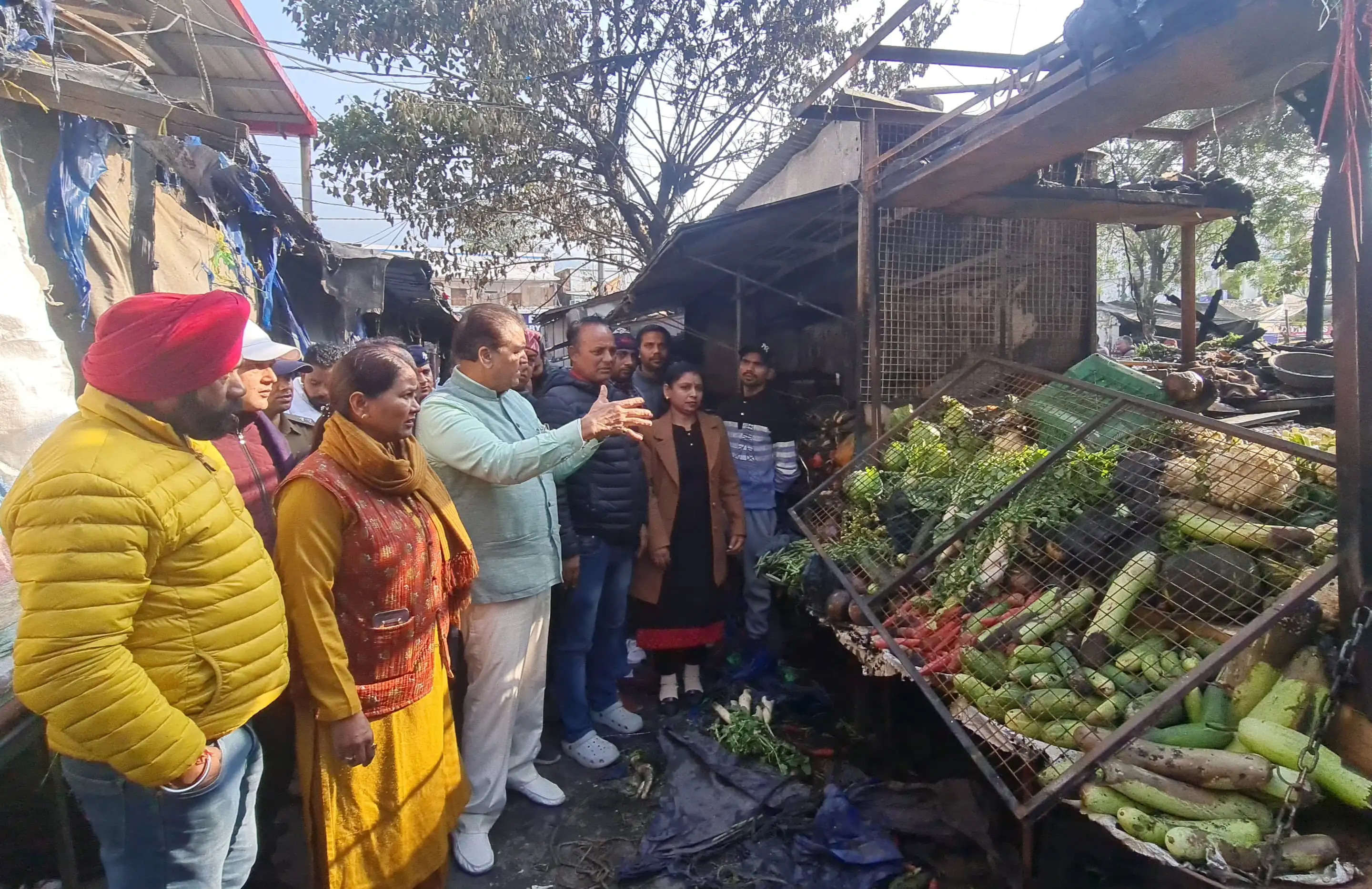 मंत्री प्रेमचंद ने सब्जी मंडी में लगी आग से क्षतिग्रस्त सभी दुकानदारों मौके पर जाकर जुटाई जानकारी