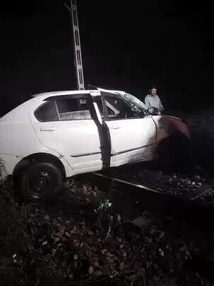रेलवे ट्रैक पर फंसी कार,इमरजेंसी ब्रेक लगाने से टला बड़ा हादसा