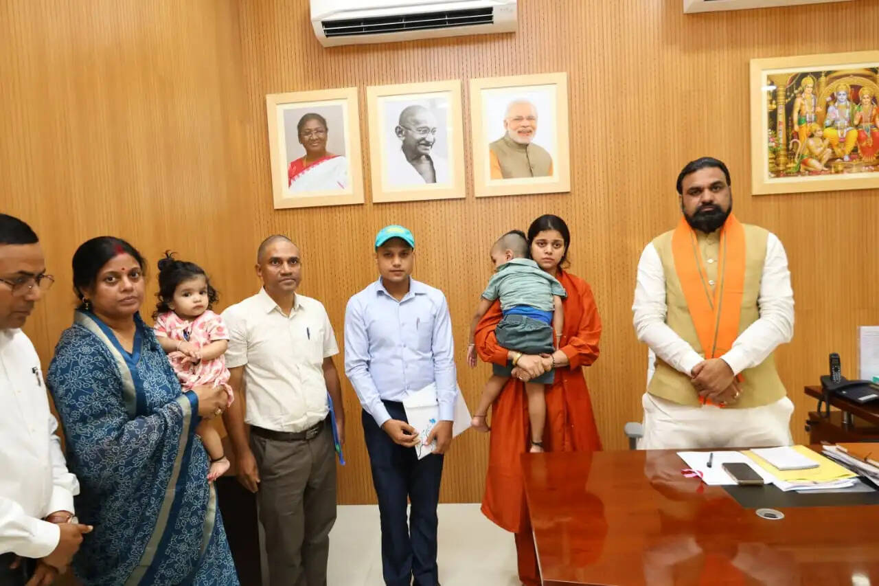 सुल्तानगंज नगर परिषद् के कार्यपालक पदाधिकारी स्व कृष्ण भूषण कुमार की धर्मपत्नी को नौकरी देगी राज्य सरकार