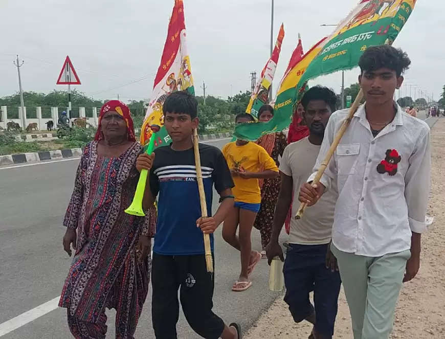 लाेकदेवता बाबा रामदेव के दर्शन के लिए बड़ी संख्या में श्रद्धालु पहुंच रहे, रास्तेभर में सेवादार हैं तैयार