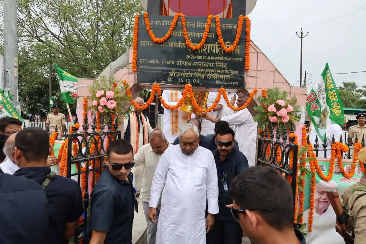 पूर्व मुख्यमंत्री नीतीश कुमार ने जलालपुर पहुंच महेंद्र मिश्र की प्रतिमा पर किया माल्यार्पण
