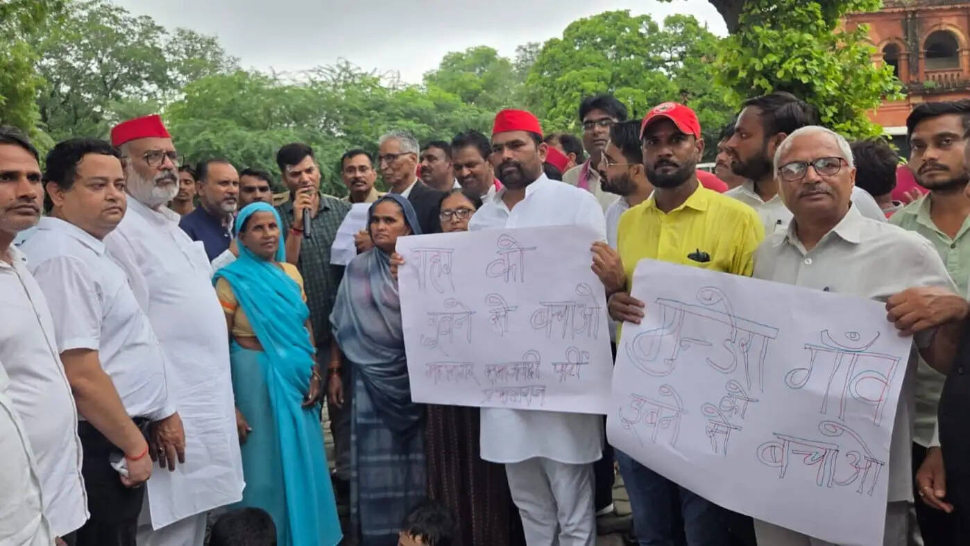 जलभराव से परेशान लोगों ने किया प्रदर्शन, सपा ने दी आंदोलन की चेतावनी