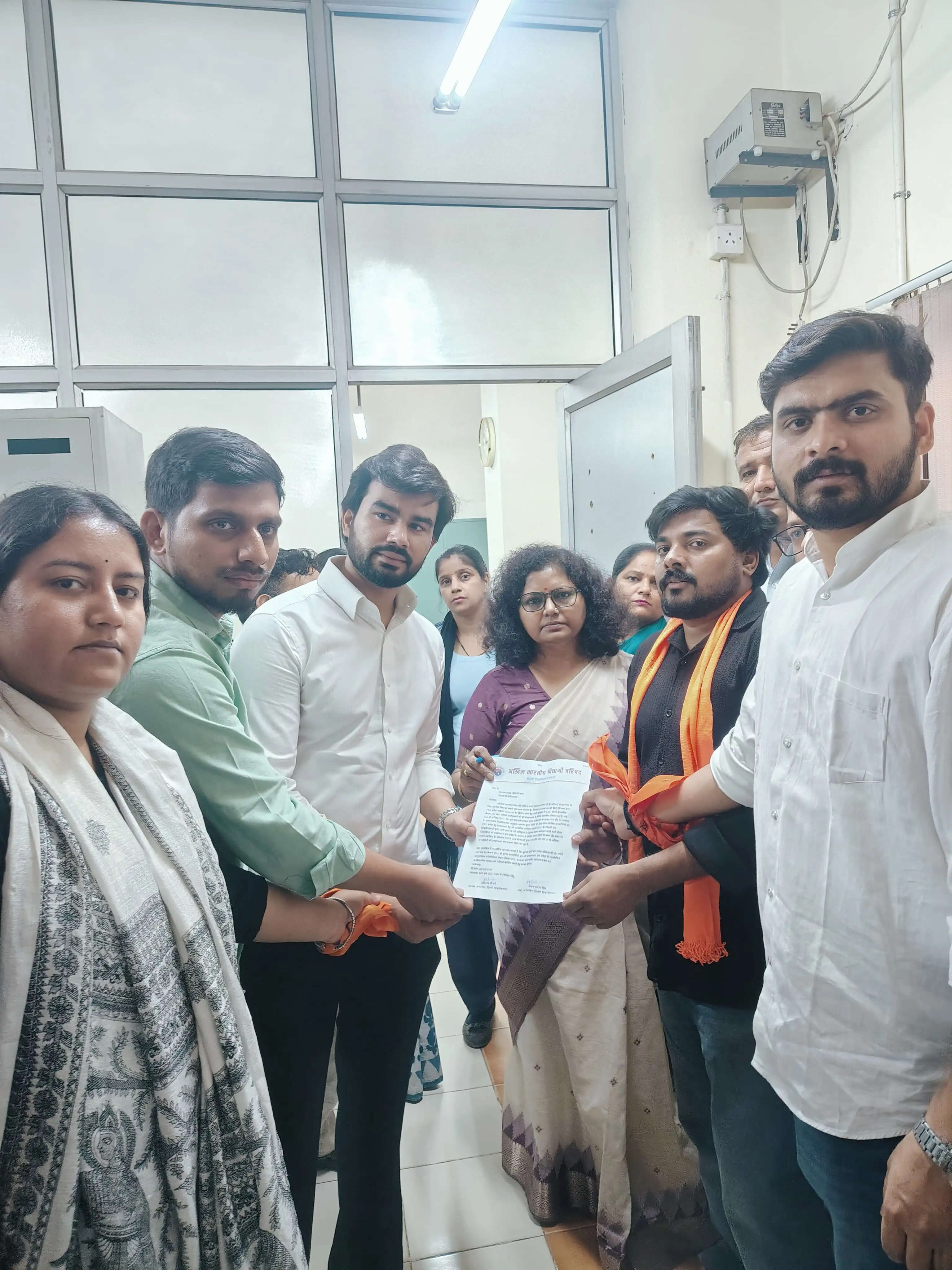 हिंदी विभाग में पीएचडी प्रवेश प्रक्रिया में भेदभाव के खिलाफ अभाविप ने किया प्रदर्शन