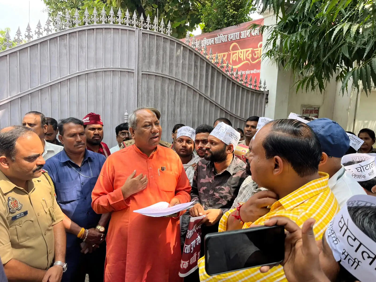 शिक्षक भर्ती : अभ्यर्थियों ने योगी सरकार के मंत्री संजय निषाद के आवास घेरा, मिला आश्वासन