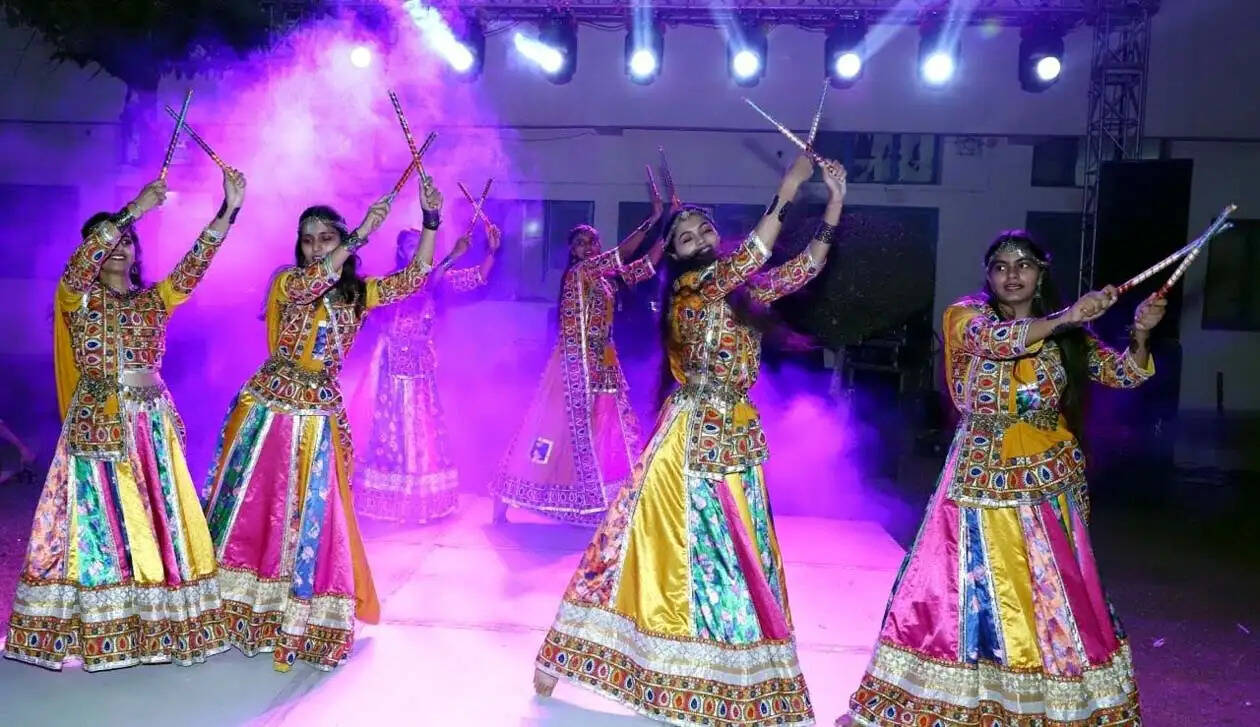 हिसार : गुरु जम्भेश्वर विश्वविद्यालय के कस्तूरबा भवन में सजी डांडिया नाइट, 1800 छात्राओं ने लिया भाग