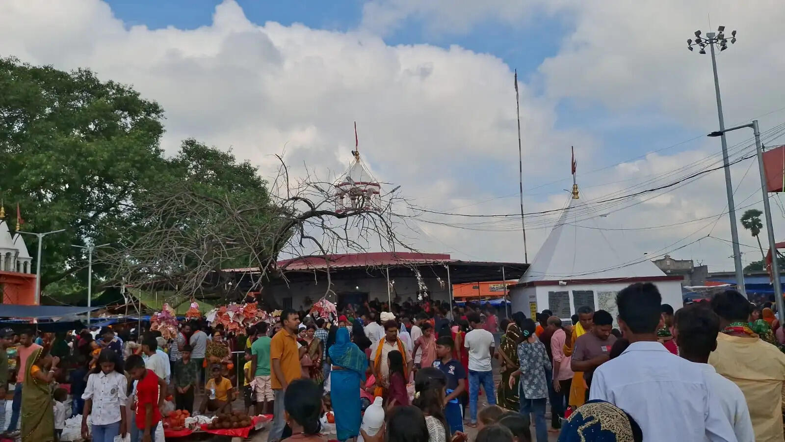 गोनू बाबा धाम में सावन की अंतिम सोमवारी पर उमड़ा आस्था का जनसैलाब, डाक बम और श्रद्धालुओं ने किया जलाभिषेक