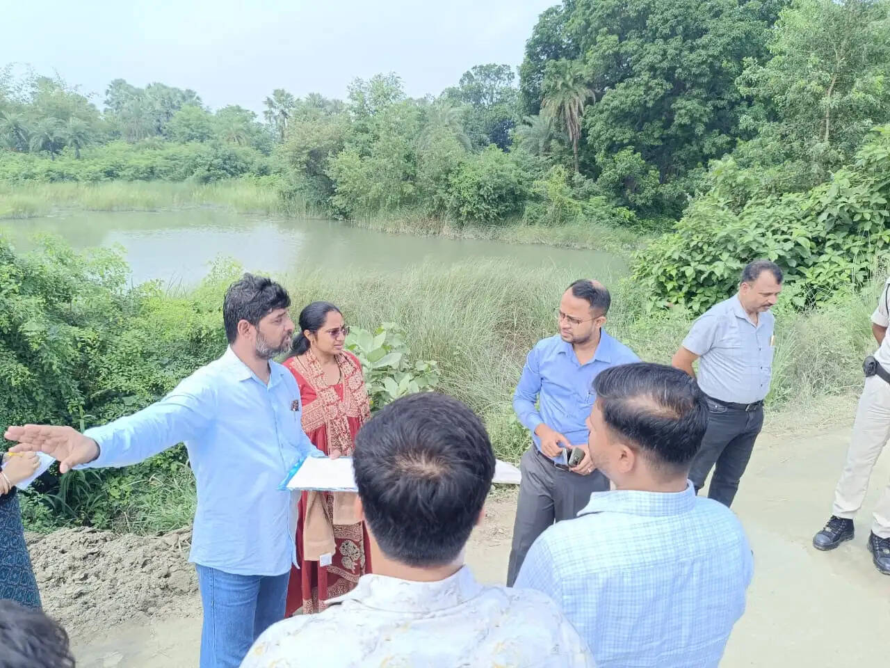 जिलाधिकारी ने इसुआपुर के गेहुआ नदी के कटाव का किया स्थलीय निरीक्षण
