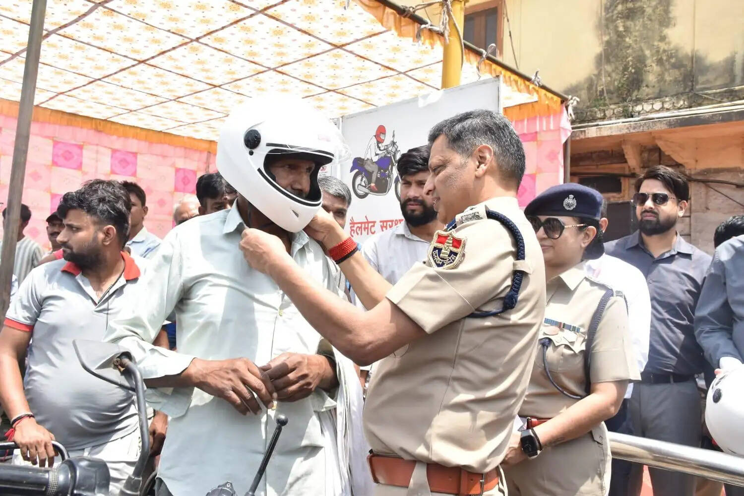 ट्रैफिक पुलिस की अनूठी पहल: बिना हेलमेट चालकों को पहनाए आईएसआई मार्क हेलमेट
