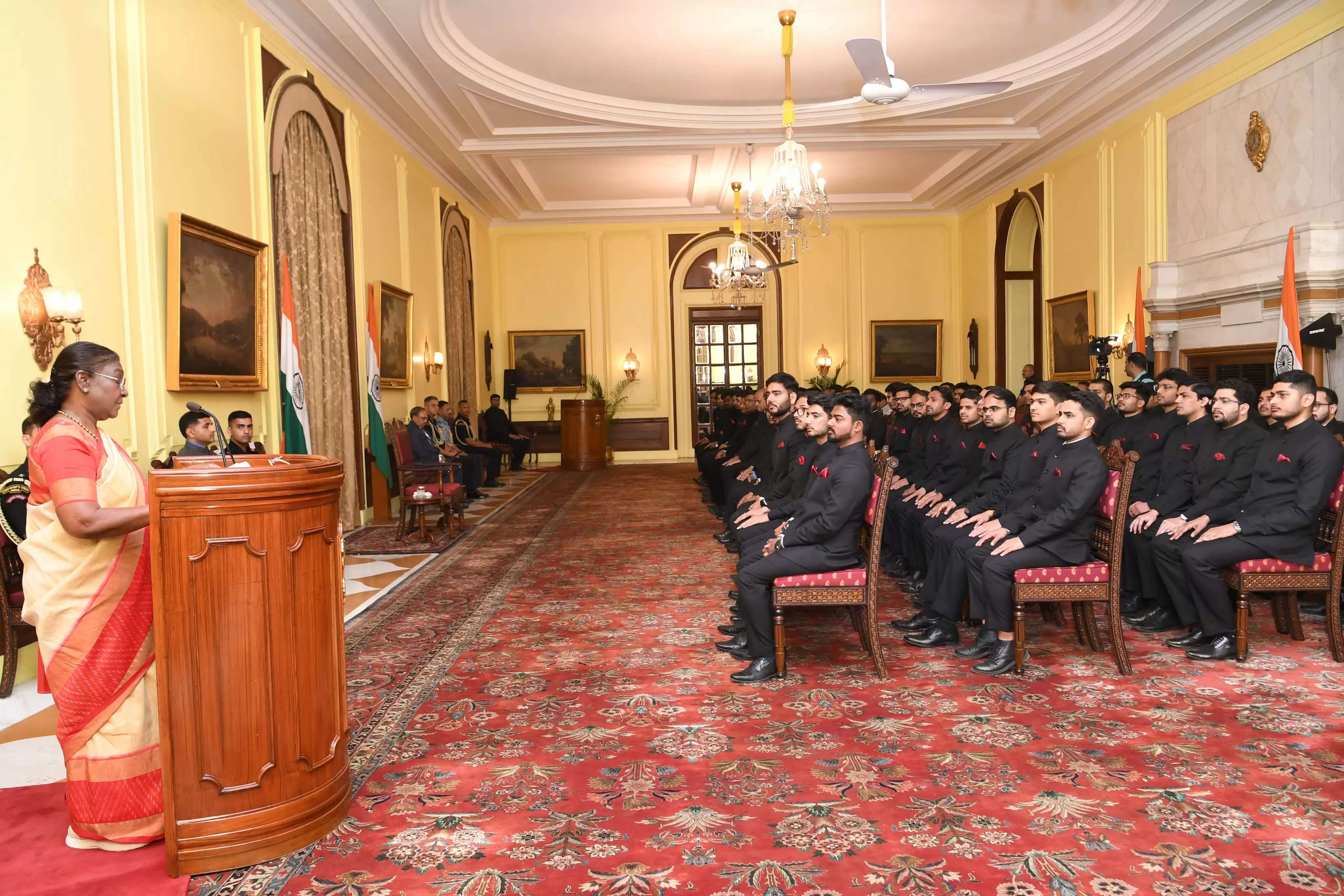 इंजीनियर सहयोगात्मक, दूरदर्शी और प्रौद्योगिकी-संचालित दृष्टिकोण अपनाएं : राष्ट्रपति