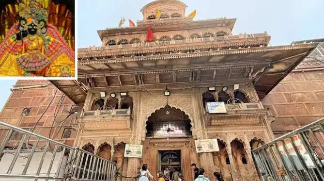 हाई पावर्ड कमेटी के नए नियमों के खिलाफ गोस्वामियों ने बांकेबिहारी मंदिर के गेट पर किया विरोध प्रदर्शन