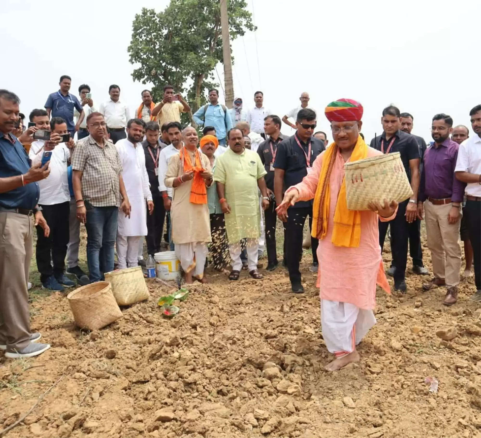 रायपुर : मुख्यमंत्री साय खेतों में बीज का छिड़काव कर खेती-किसानी का किया शुभारंभ