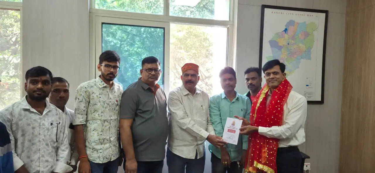 छठ और काली पूजा समितियों के प्रतिनिधियों ने नगर आयुक्त से की मुलाकात