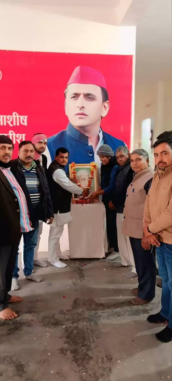 सपा कार्यकर्ताओं&nbsp;ने चौधरी चरण सिंह की जयंती किसान दिवस के रूप में मनाई