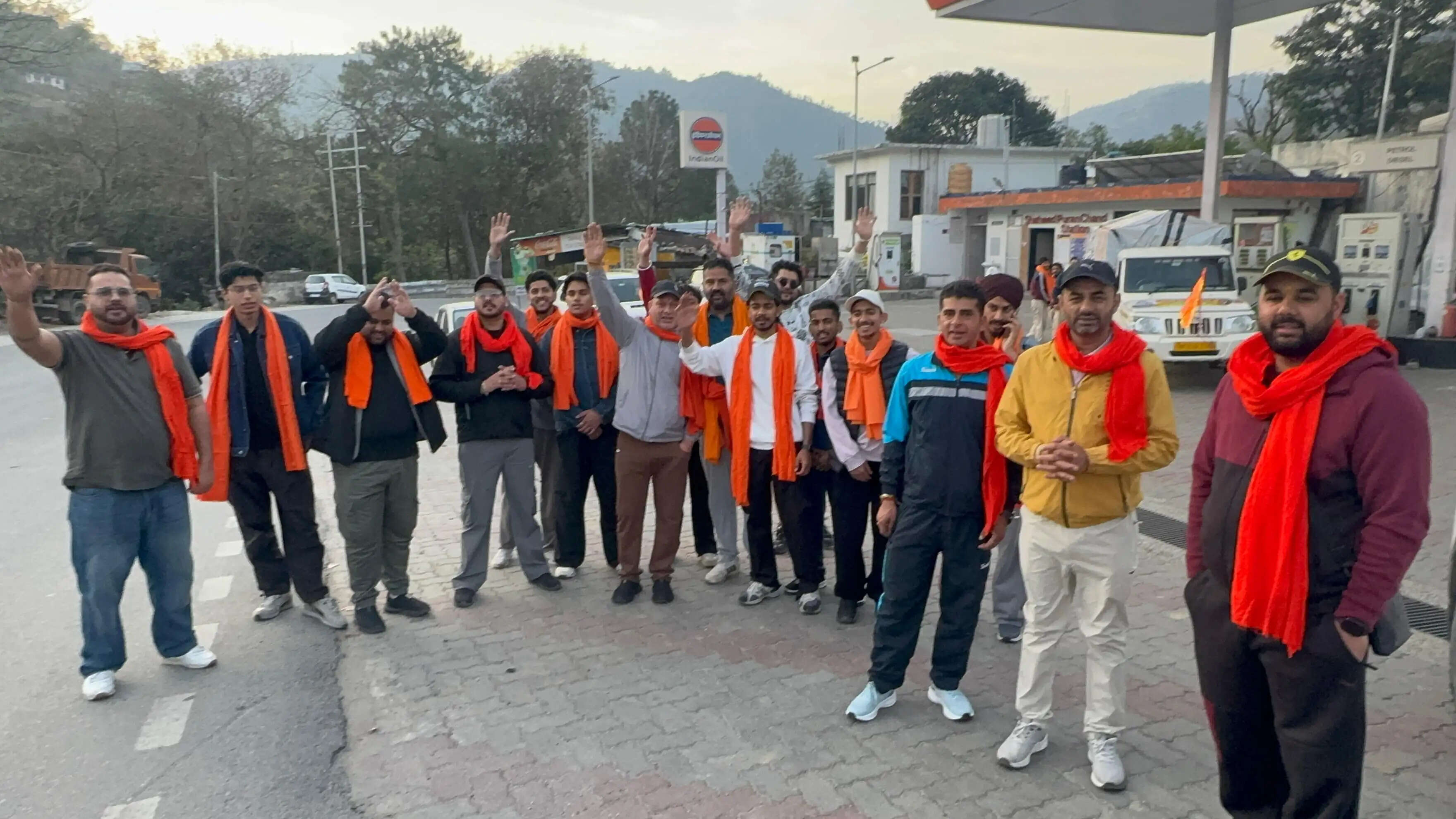 बाबा बालक नाथ दियोत्सिद्ध के लिए शुरू हुई पंडोह के युवाओं की चौथी पैदल श्रद्धा यात्रा