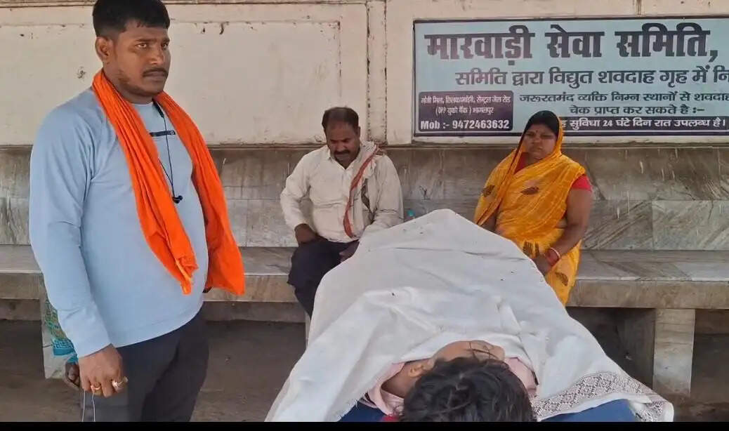 ट्रैक्टर ई-रिक्शा की टक्कर में युवक की मौत