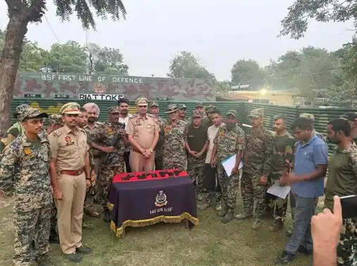 भारत-पाकिस्तान अंतरराष्ट्रीय सीमा के नजदीक 4 पिस्तौल समेत गोला-बारूद मिला
