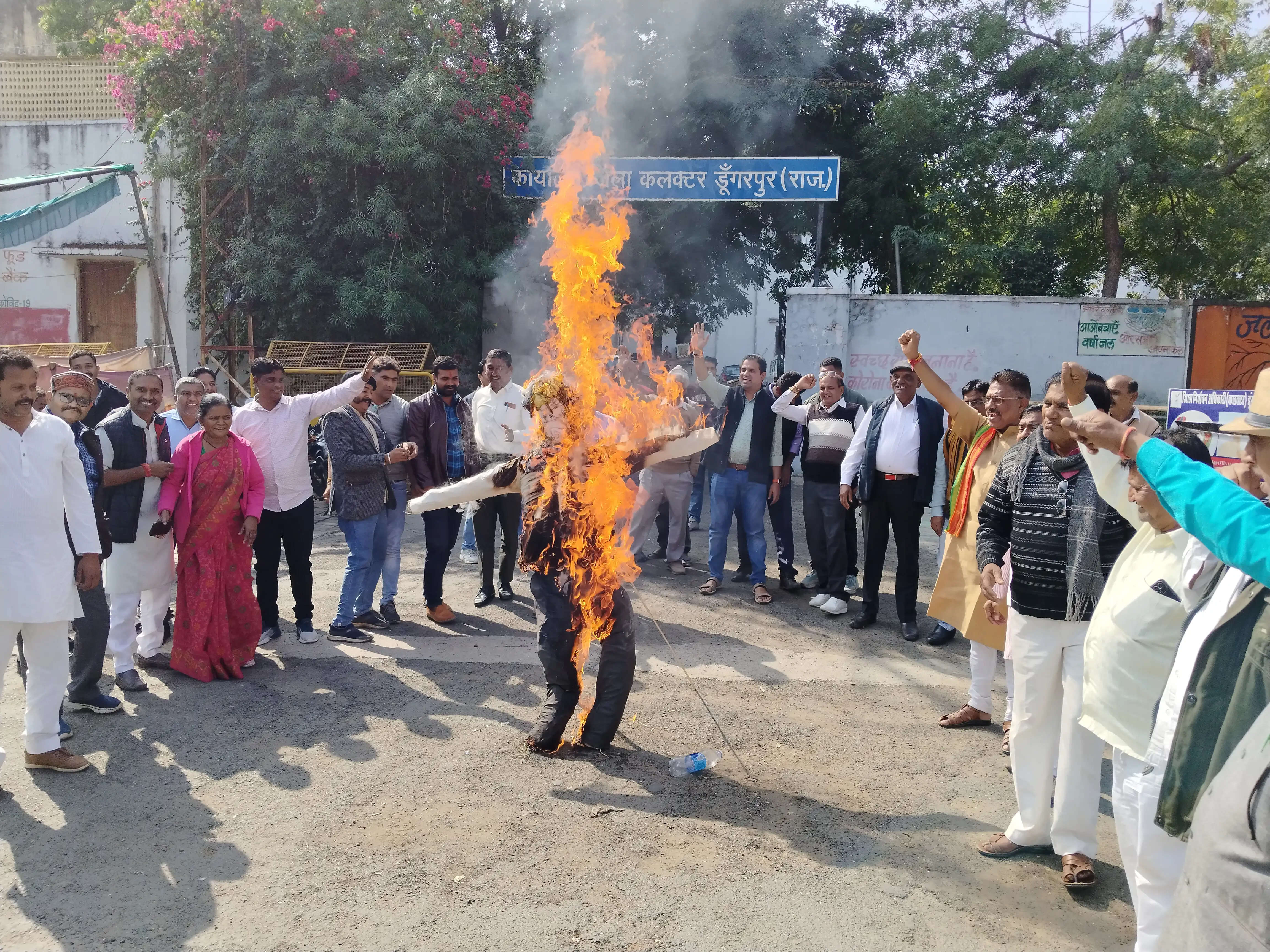 भाजपा ने कलेक्ट्रेट पर किया धरना-प्रदर्शन, राज्यसभा सांसद धीरज साहू का फूंका पुतला