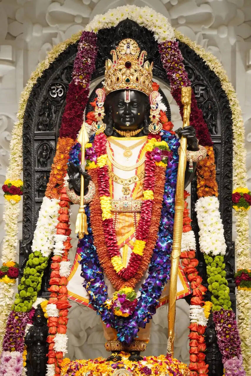 राम मंदिर में रंगभरी एकादशी पर उड़ा अबीर-गुलाल