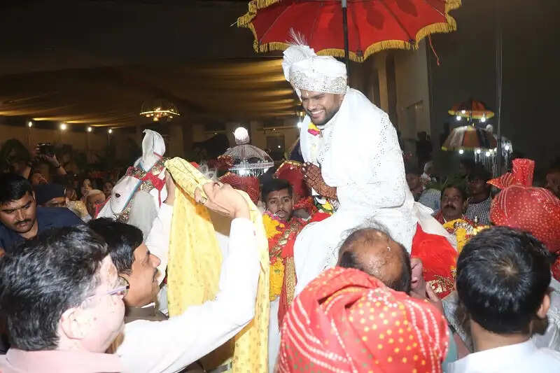 इंदौर में शादी समारोह में शामिल हुए मुख्यमंत्री डॉ. यादव, नव दम्पति को दिया आशीर्वाद