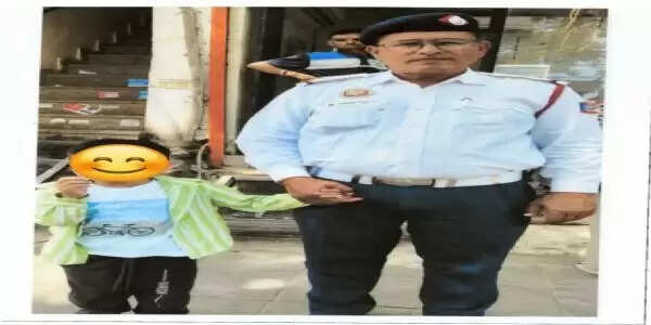 ट्रैफिक पुलिस की मुस्तैदी से खोया बच्चा परिवार से मिला