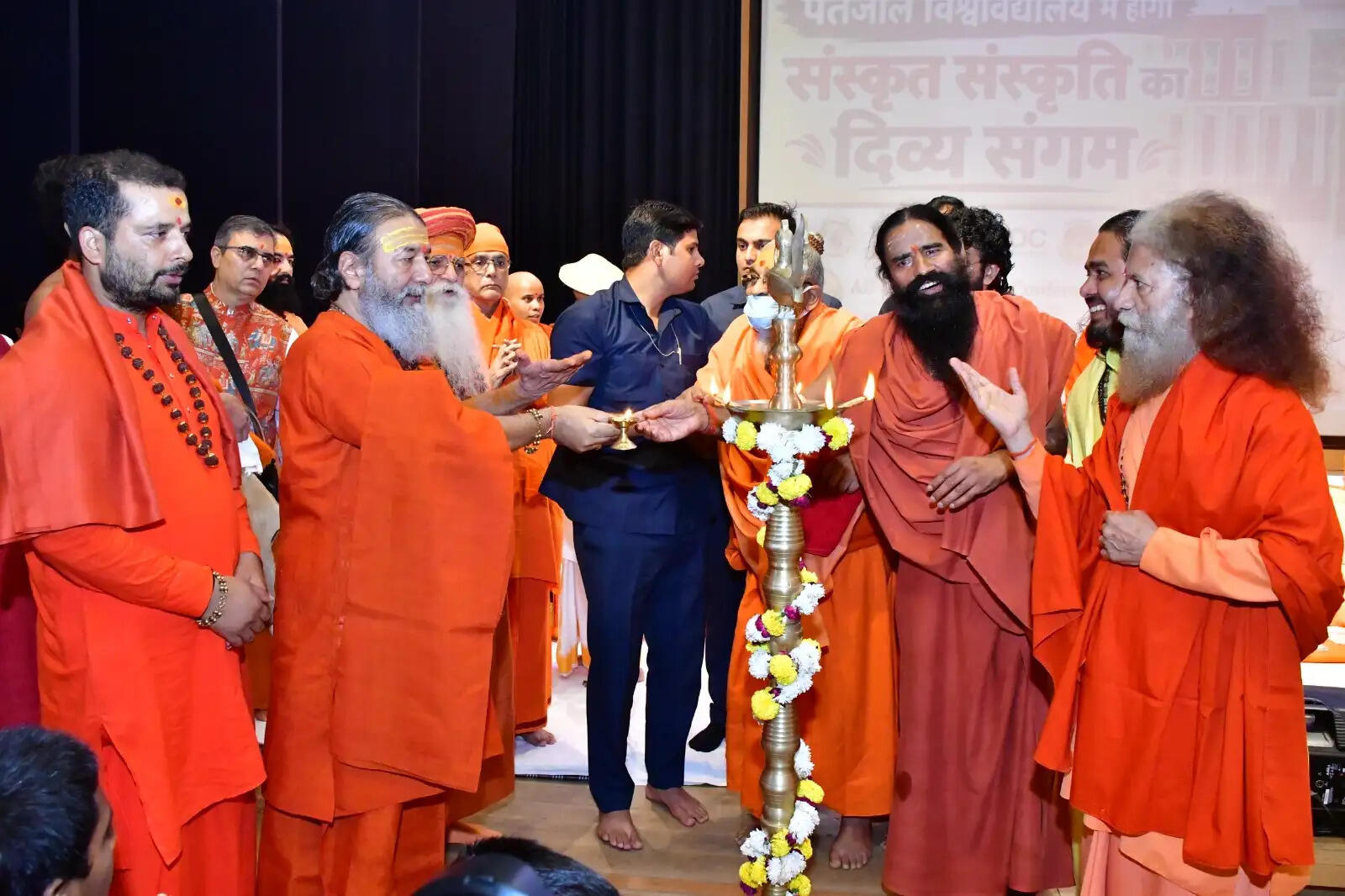पतंजलि में जुटे शंकराचार्य समेत सैकड़ों संत, सनातन शास्त्र शुद्धि के लिए बनी समिति, विद्वत और संत परिषद का गठन