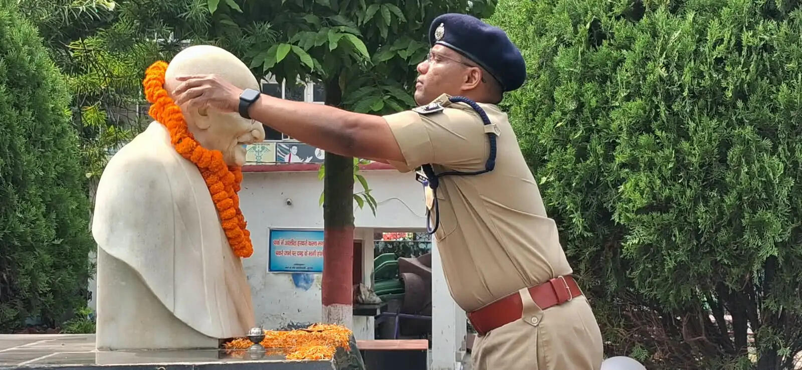 गांधी जयंती पर डीएम व एसपी ने किया पौधरोपण,&nbsp; स्वच्छता और पर्यावरण संरक्षण का दिया संदेश