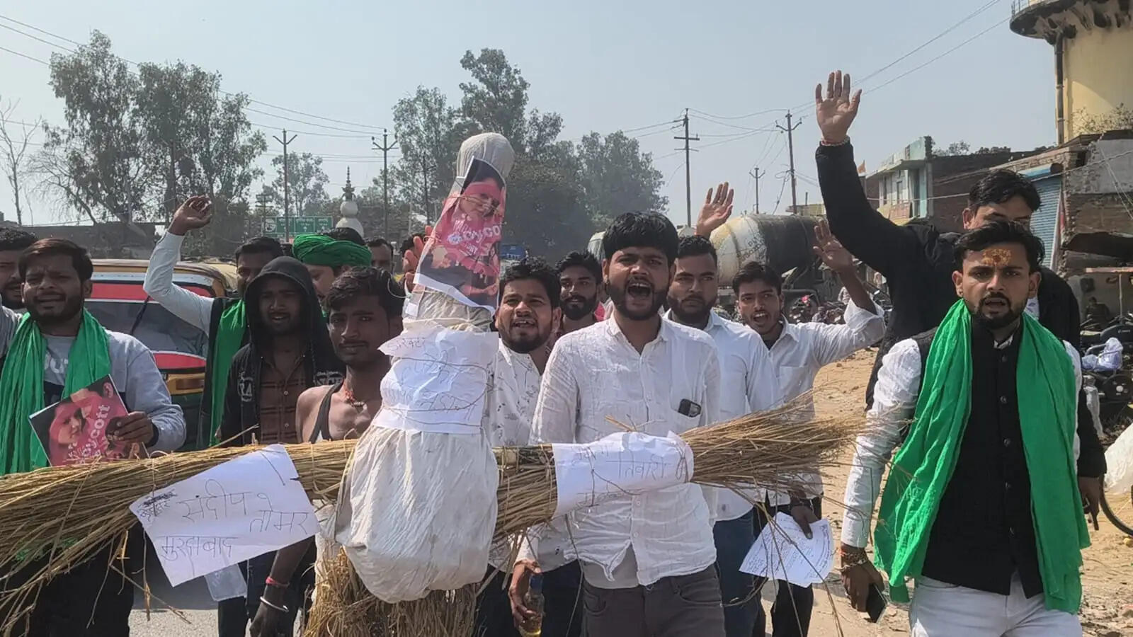 ‘यादव जी की लव स्टोरी’ फ़िल्म पर रोक लगाए जाने की मांग, निर्देशक का फूंका पुतला