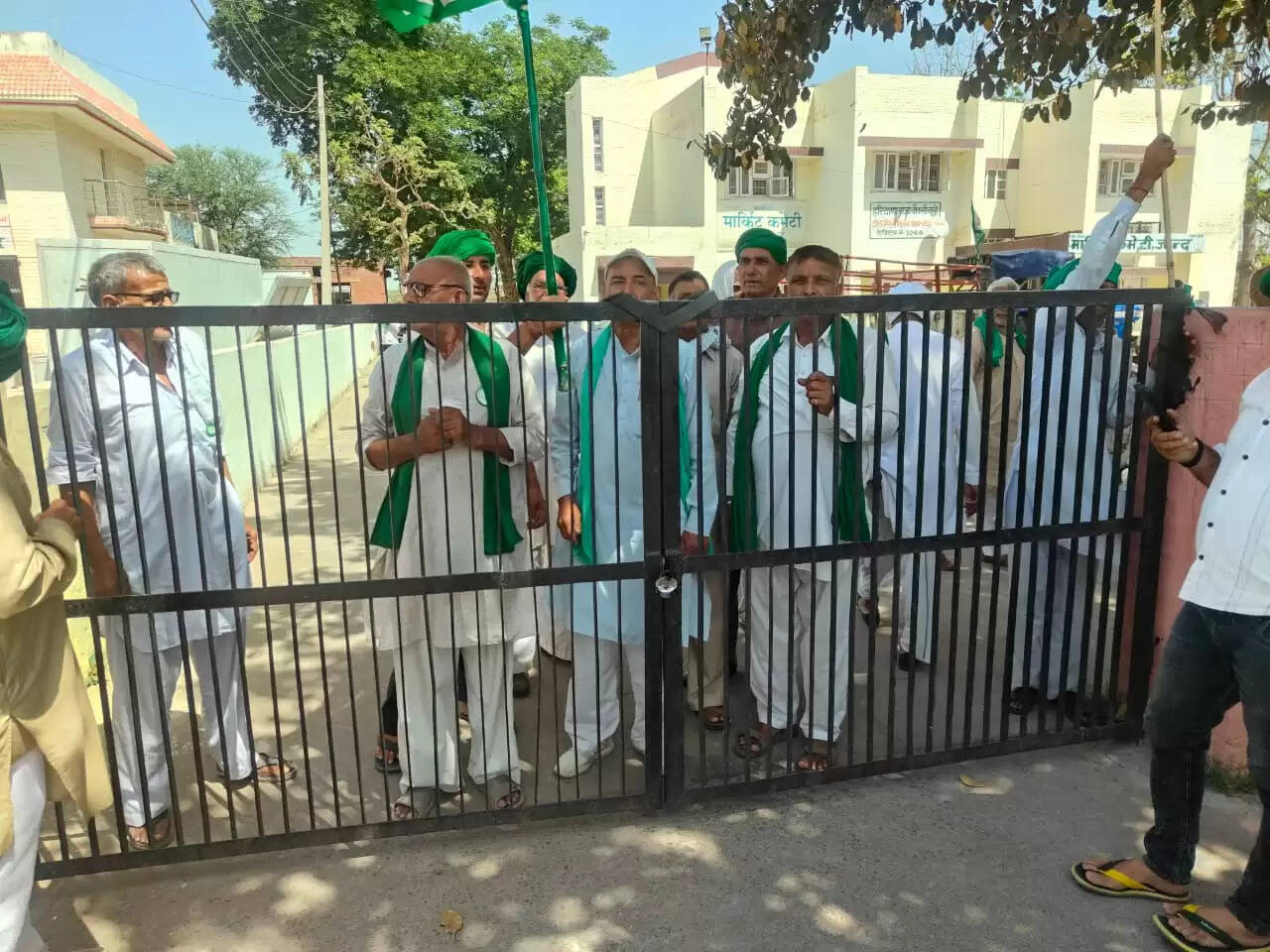 जींद : भारतीय किसान यूनियन ने अनाज मंडी गेट पर जड़ा ताला