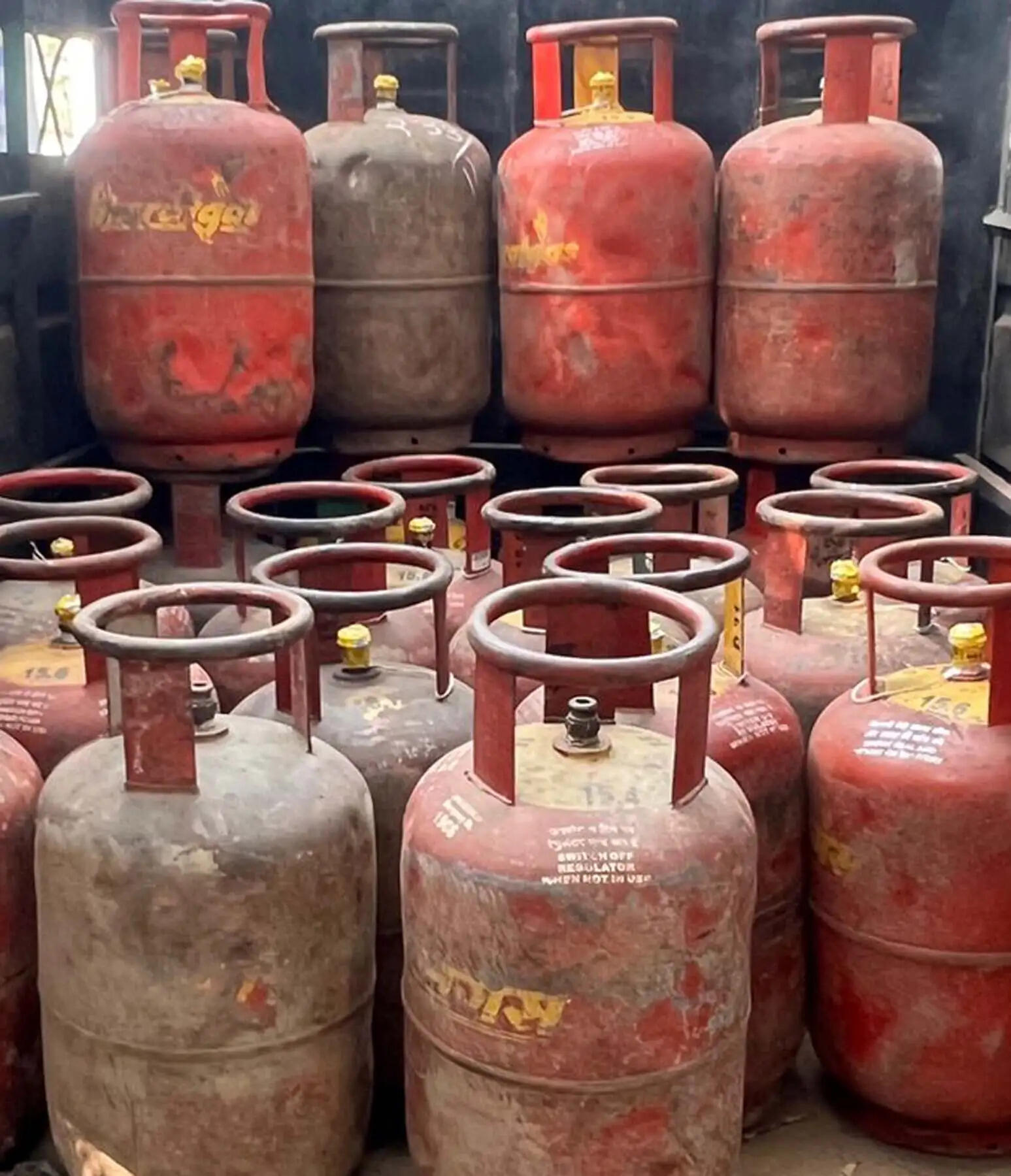 गुरुग्राम में फिर से गैस की कालाबाजारी पकड़ी, 64 सिलेंडर जब्त