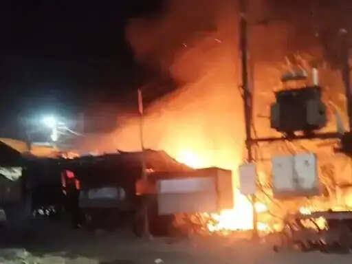 कचहरी चौक के पास तीन ठेला दुकानों में भीषण आग, लाखों का सामान जलकर राख