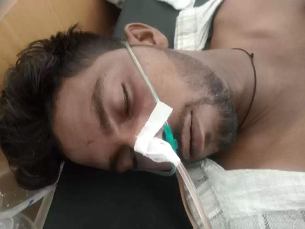 राजगढ़ःहाइवे पर पेड़ के नीचे बैठकर युवक ने खाया जहर, मौत