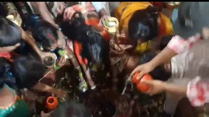 सावन की अंतिम सोमवारी पर तिलेहश्वर महादेव मंदिर में उमड़ा आस्था का सैलाब