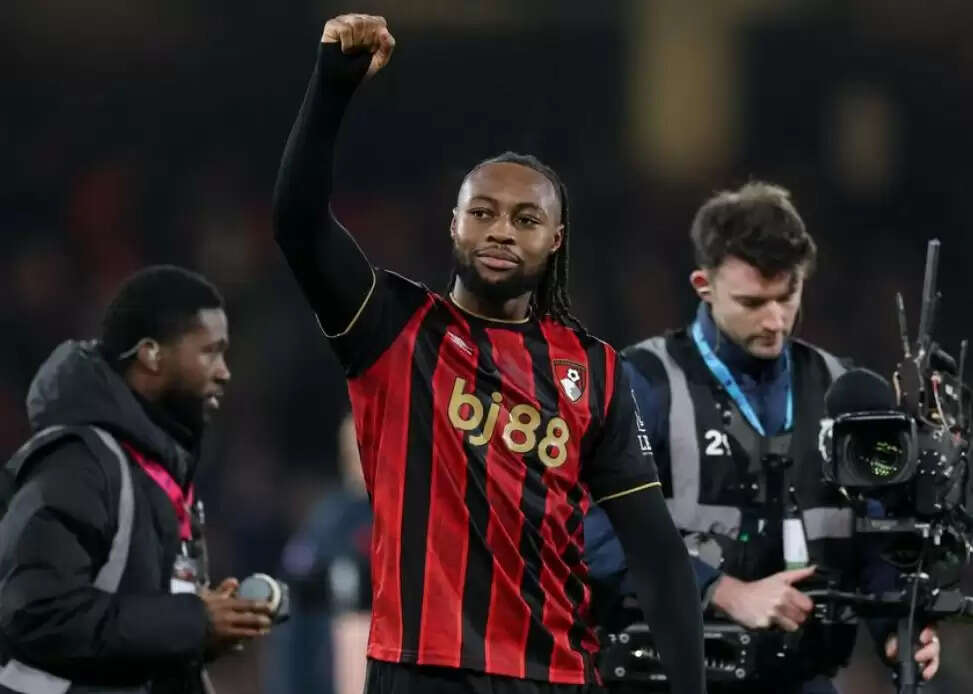 मैनचेस्टर सिटी ने घाना के विंगर एंटोइन सेमेन्यो को बोर्नमाउथ से अनुबंधित किया