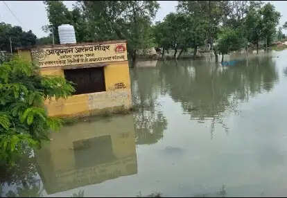 फर्रुखाबाद में उफनाई गंगा का पानी घरों में घुसा, स्कूल व आरोग्य मंदिर डूबे