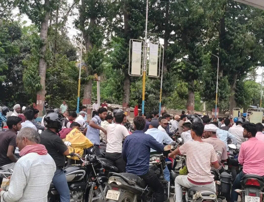 अफवाह से पेट्रोल पंपों पर लगी लंबी कतार, लोगों में मची अफरा-तफरी