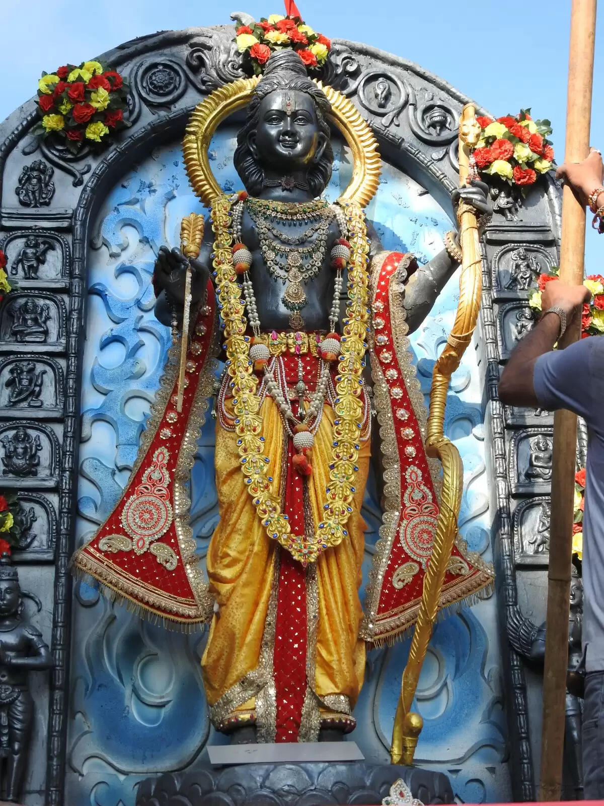 बलिया में गाजे-बाजे के साथ निकला महावीरी झंडा जुलूस