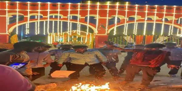 दीक्षांत समारोह में हाउस अरेस्ट के विरोध में एबीवीपी का प्रदर्शन, प्रशासन का फूंका पुतला