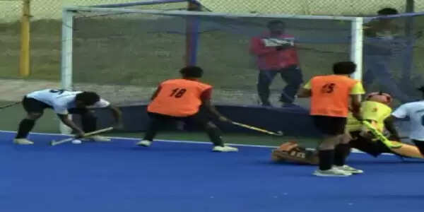 लखनऊ में प्रदेश स्तरीय जूनियर हॉकी प्रतियोगिता में खिलाड़ियाें ने दिखाया दमखम