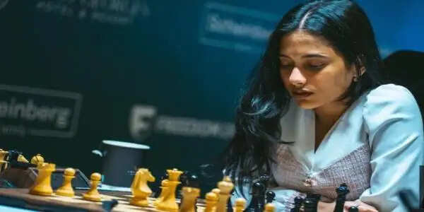 फिडे कैंडिडेट्स टूर्नामेंट 2026: दिव्या देशमुख ने अन्ना मुजिचुक को हराकर संयुक्त बढ़त बनाई, प्रज्ञानानंद हारे