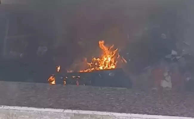 सागरः दो पक्षों के विवाद, भीड़ ने तोड़फोड़ कर दुकान में आग लगाई