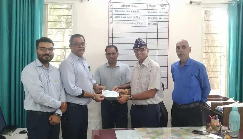 इंदौरः उद्योगपति मतलानी ने पूर्व सैनिकों की सहायता के लिए दी ढाई लाख रुपये से अधिक की मदद