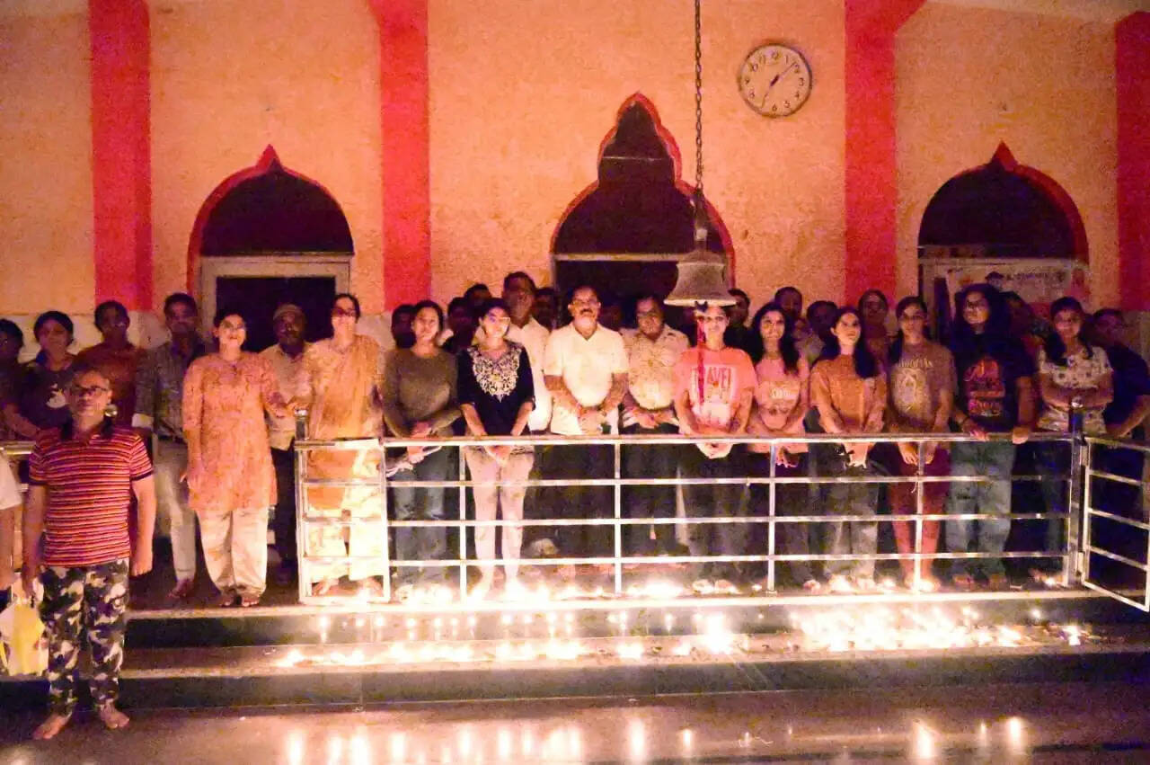 मथुरा: केएम विश्वविद्यालय में हुआ भव्य आशीर्वाद का दीप प्रज्वलन कार्यक्रम