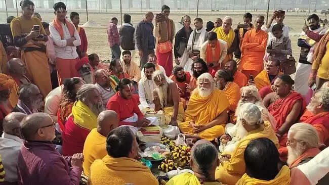 माघ मेला : भूमि पूजन के साथ आचार्य बाड़ा में जमीन आवंटन शुरू