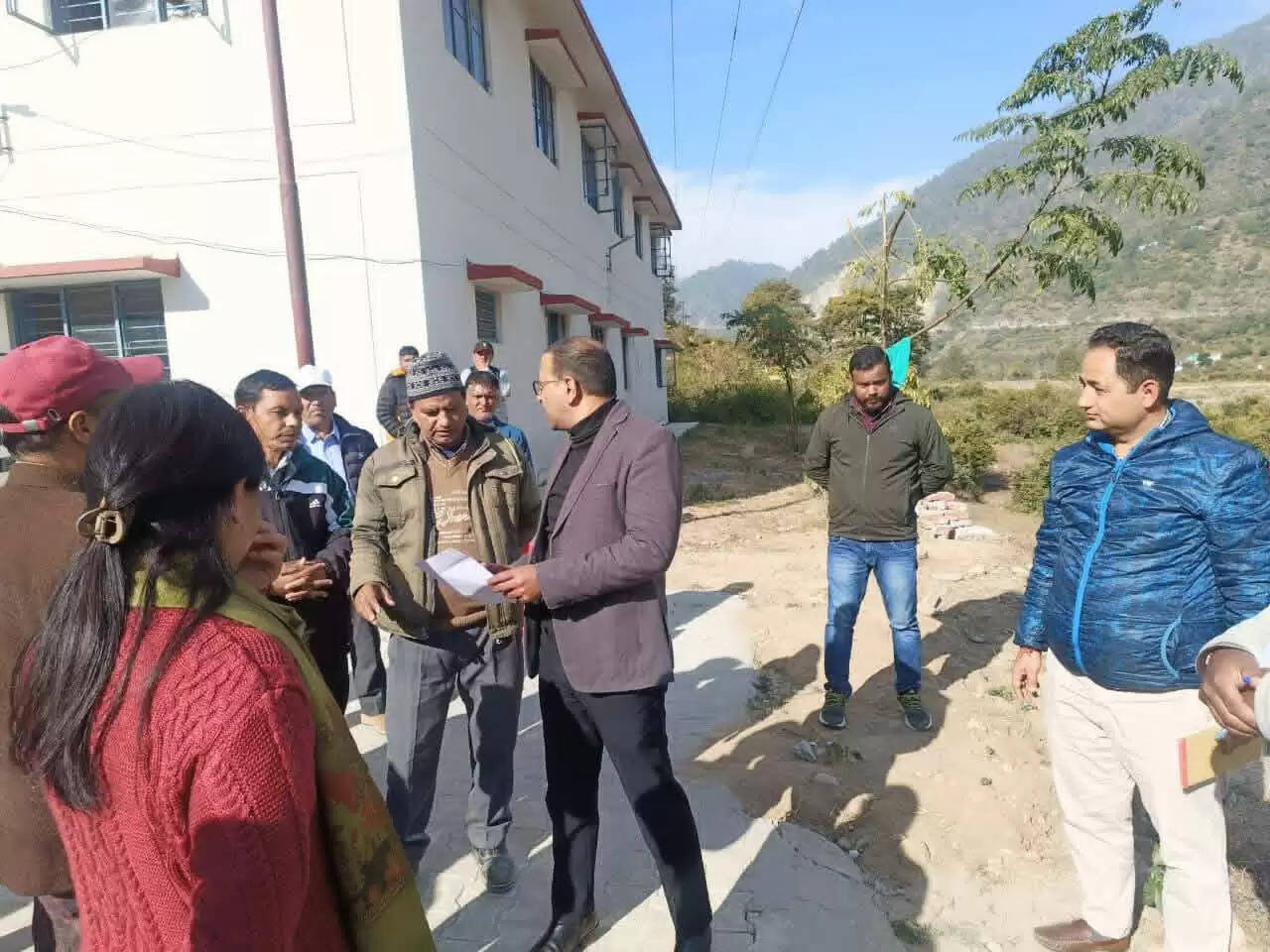 डीएम से की क्षतिग्रस्त सड़क मरम्मत  करवाने की मांग