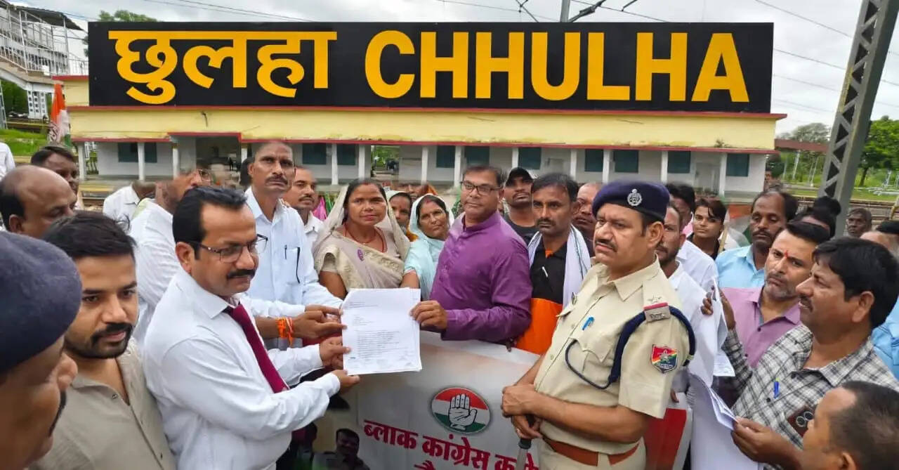 अनूपपुर: छुलहा रेलवे स्टेशन पर ट्रेनों के ठहराव, जनसमस्याओं को लेकर कांग्रेस ने सौंपा ज्ञापन,आंदोलन की चेतावनी