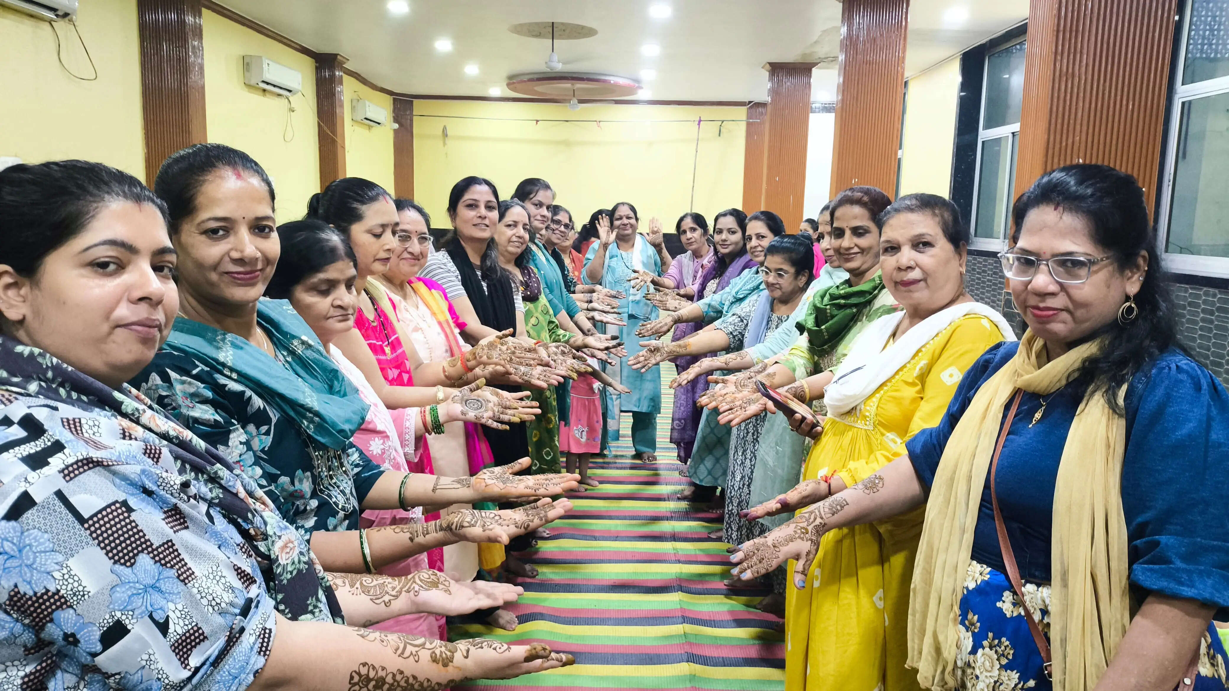 तीजड़ी पर्व के लिए सिंधी समाज की 200 महिलाओं ने सामूहिक रूप से रचाई मेहंदी