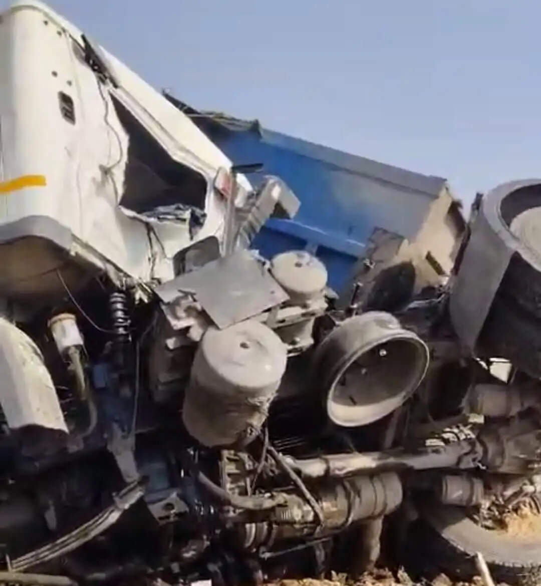 अंबिकापुर : बेलगाम ट्रक दुकान-घर में घुसा, लाखों का नुकसान, चालक घंटों फंसा रहा