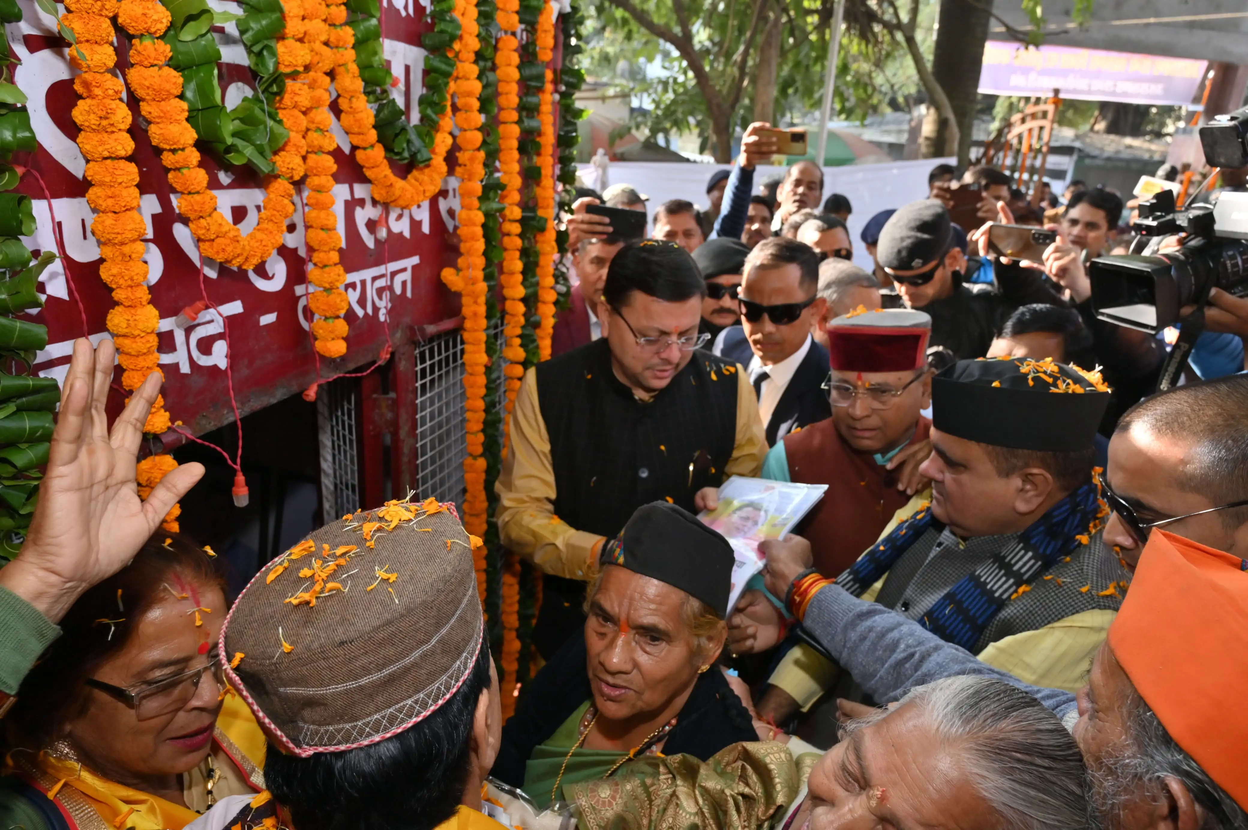 मुख्यमंत्री ने शहीद स्थल पर शहीदों को दी श्रद्धांजलि