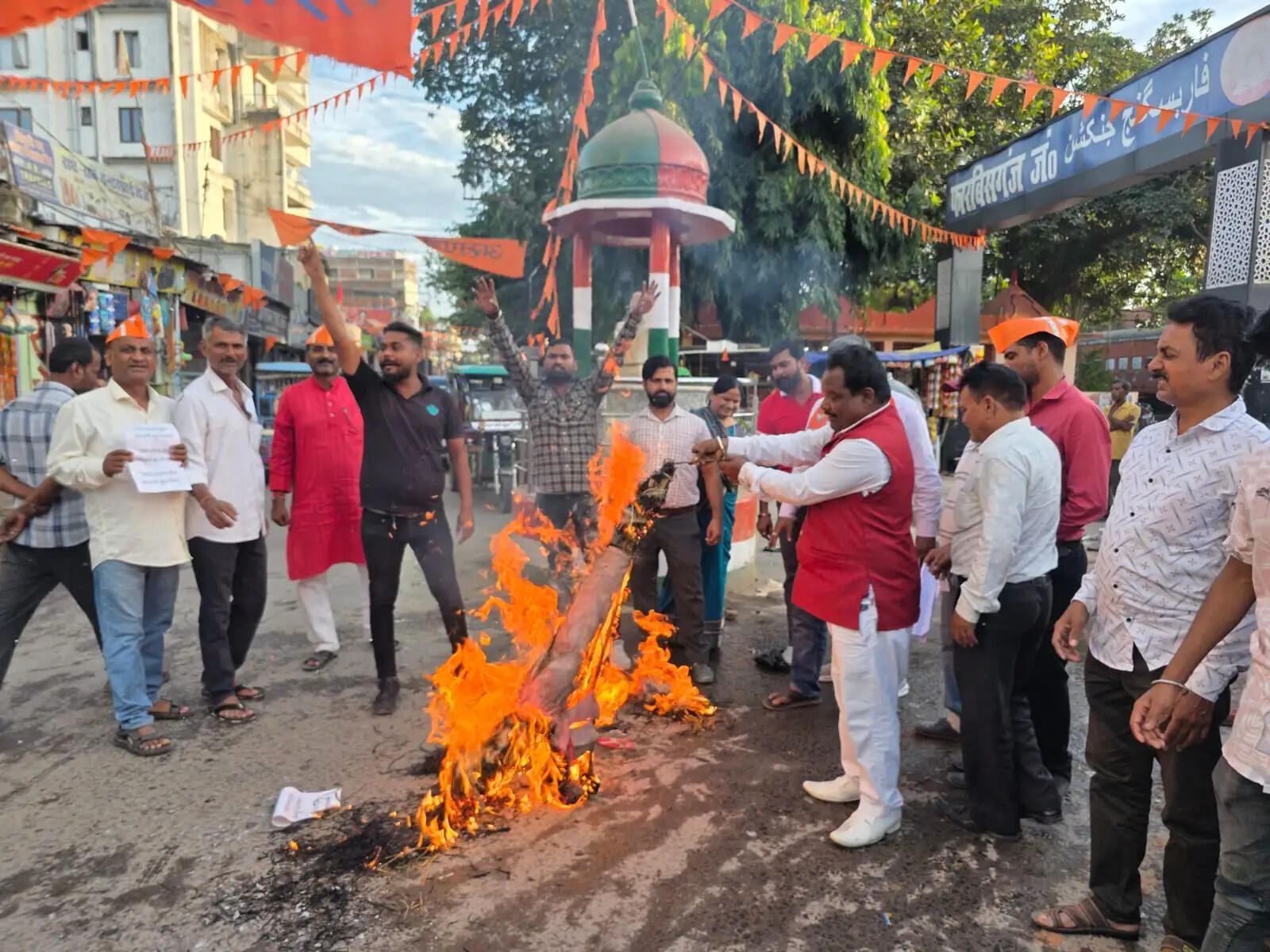 फारबिसगंज भाजपा नगर इकाई ने किया कांग्रेस अध्यक्ष मल्लिकार्जुन खड़गे का पुतला दहन